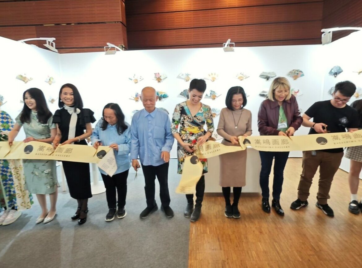 嵩嶋聯展「盡扇盡美」剪綵典禮，左起依序為黃姿瑛、吳欐櫻、蔡玉雲、簡玄明、盧嵐新、陳孟環，以及法國藝術家Christine Féron與Arthur Og。(圖/嵩嶋畫廊)